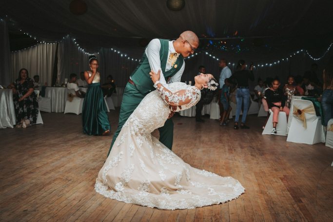 Hochzeitstanz eines Paares in festlicher Umgebung mit eleganter Dekoration.