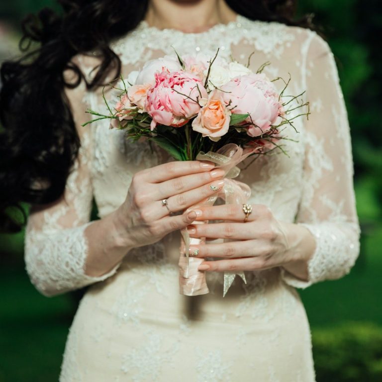 Braut und Bräutigam genießen eine Hochzeitstorte im Freien.